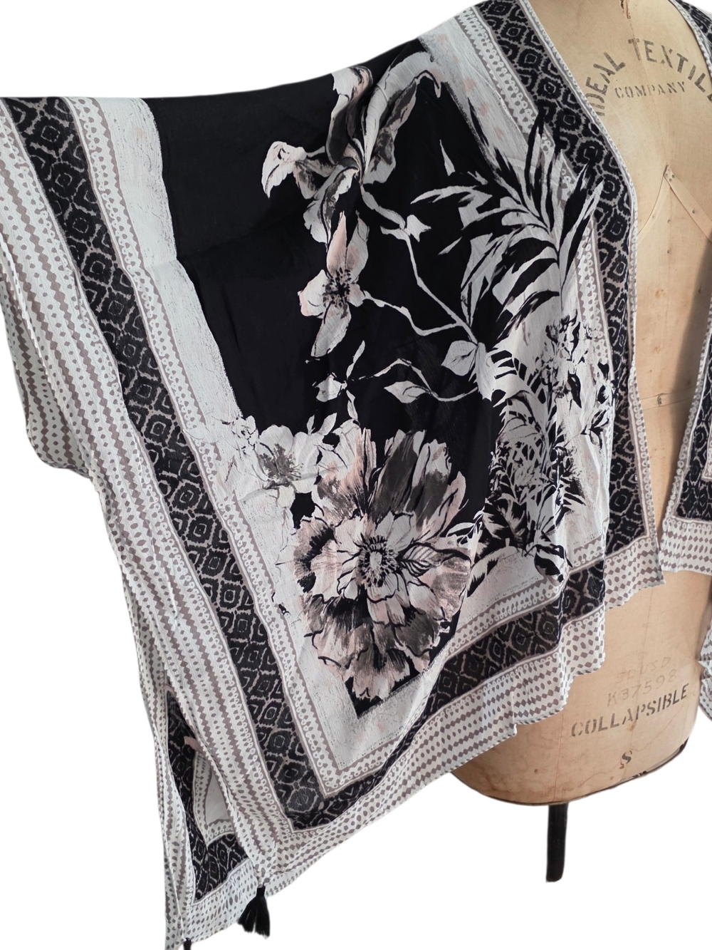 Vince Camuto Tropical Blooms Ruana Kimono Cover Up Black Floral One Size NWT - Picture 3 of 5